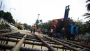   Kerangka baja dipersiapkan untuk dijadikan pondasi revitalisasi terminal Bis Rawamangun, Jakarta, Rabu (20/8/2014) (Liputan6.com/Faizal Fanani) 