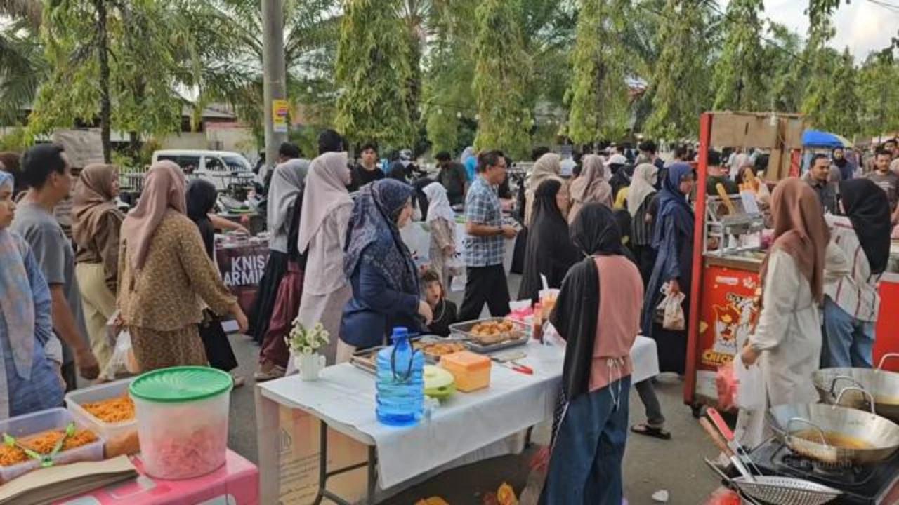 Pulih dari Bencana, Potret Warga Aceh Ngabuburit dan Berburu Takjil