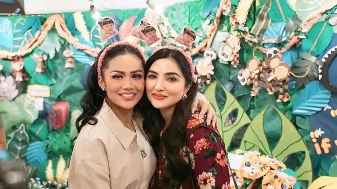 Potret Kekompakan Krisdayanti dan Ashanty Nonton Sang Cucu Ameena Anak Aurel Hermansyah Konser di Sekolah