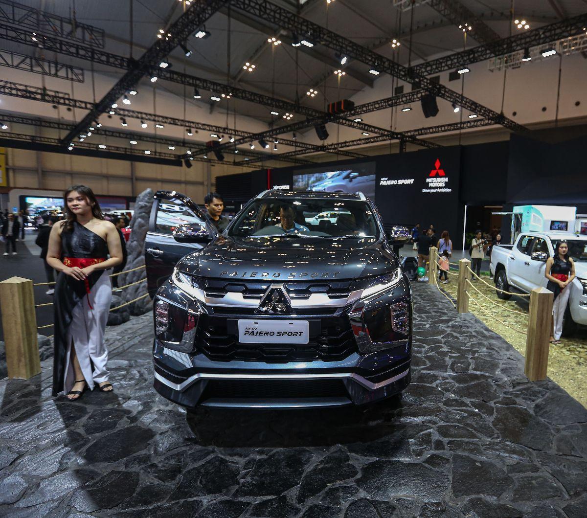 Seorang sales promotion girl (SPH berdiri di samping Mitsubishi New Pajero Sport yang dihadirkan dalam Gaikindo Indonesia International Auto Show (GIIAS) 2024 di Indonesia Convention Exhibition (ICE) BSD, Kabupaten Tangerang, Banten, Kamis (18/7/2024).&nb