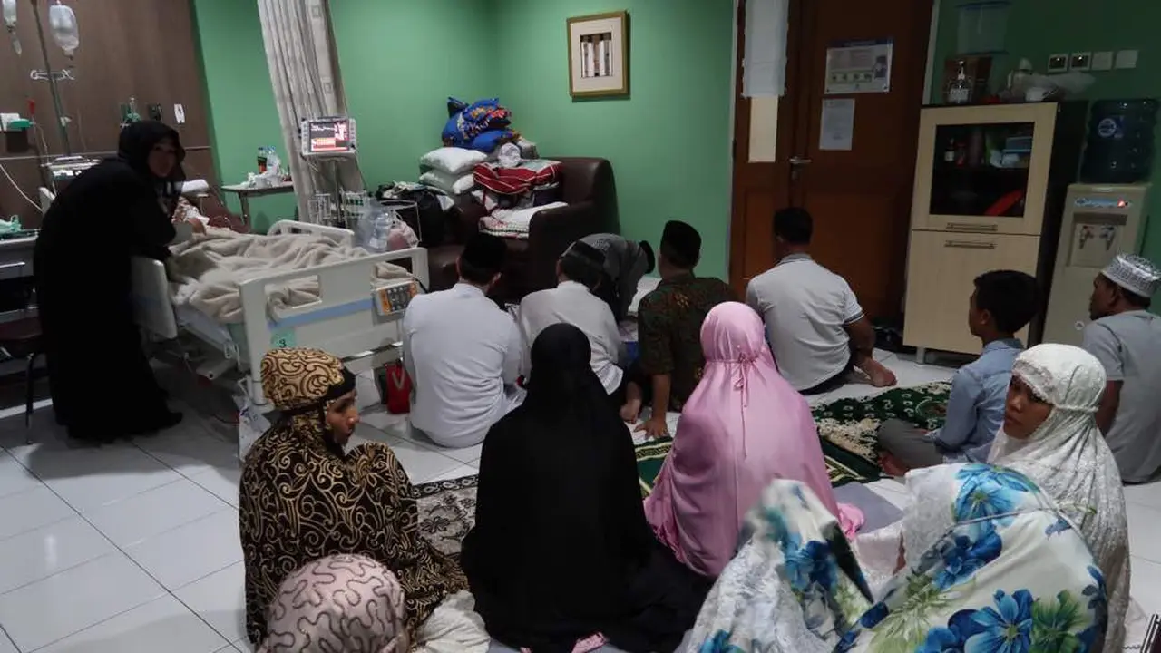 [Bintang] Salat dan Mengaji bersama di Ruangan Julia Perez