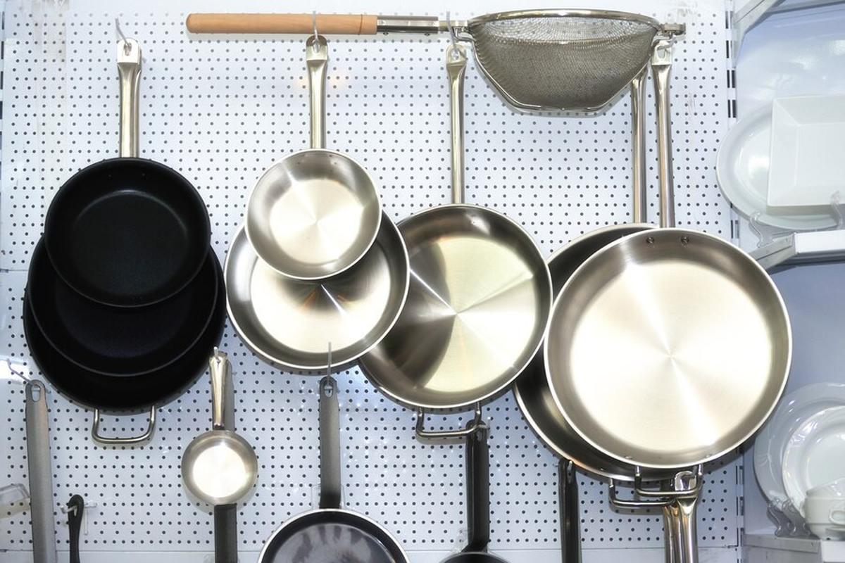 Berbagai jenis panci masak dalam berbagai ukuran (Foto Dok: Freepik/bpm82)