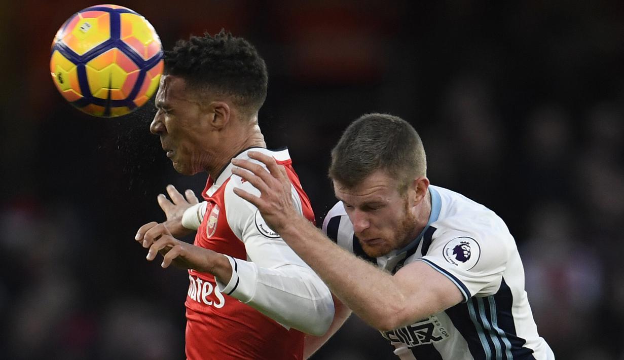 Duel pemain Arsenal, Kieran Gibbs (kiri) dan pemain West Bromwich Albion, Chris Brunt pada laga Premier League Boxing Day di Emirates Stadium, (26/12/2016). (Reuters/Toby Melville)
