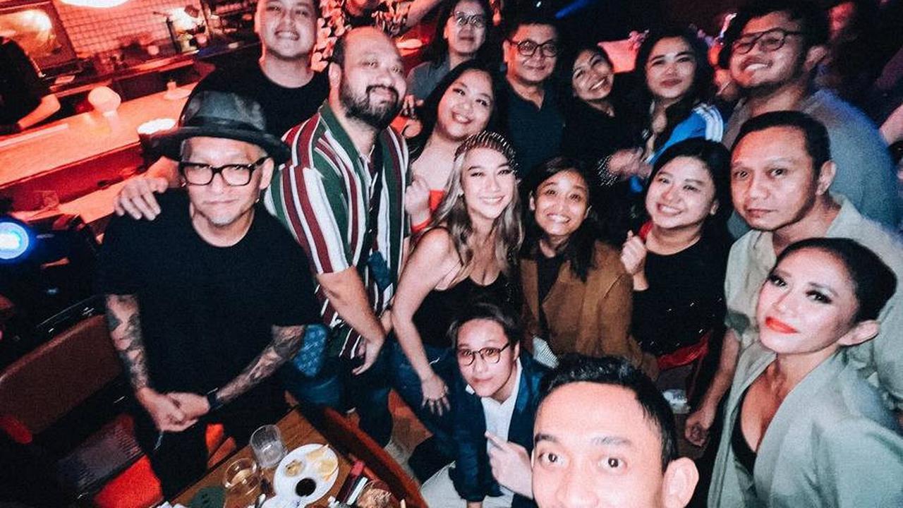 Kerjanya Ditemani Oleh Sang Istri