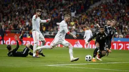 Pemain Spanyol, Sergio Ramos melepaskan tembakan ke gawang Argentina pada laga uji coba di Wanda Metropolitano stadium, Madrid, (27/3/2018). Spanyol menang telak 6-1 atas Argentina. (AP/Paul White)