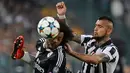 Bek Real Madrid, Marcelo berebut bola dengan gelandang Real Madrid Arturo Vidal pada leg pertama babak semifinal Liga Champions di Juventus Stadium, Rabu (6/5/2015). Juventus menang 2-1 atas Real Madrid. (Reuters/Giorgio Perottino)