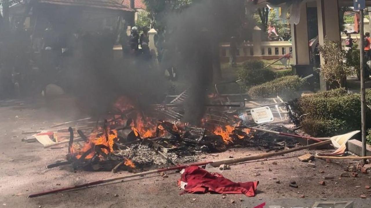 Motor Satpam Terbakar Cirebon: Kisah Pilu Kendaraan Dinas Hangus Akibat Kerusuhan DPRD