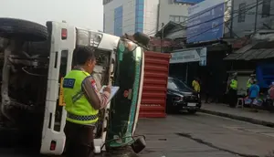 Truk Kontainer Terguling Tabrak Separator Busway di Tambora