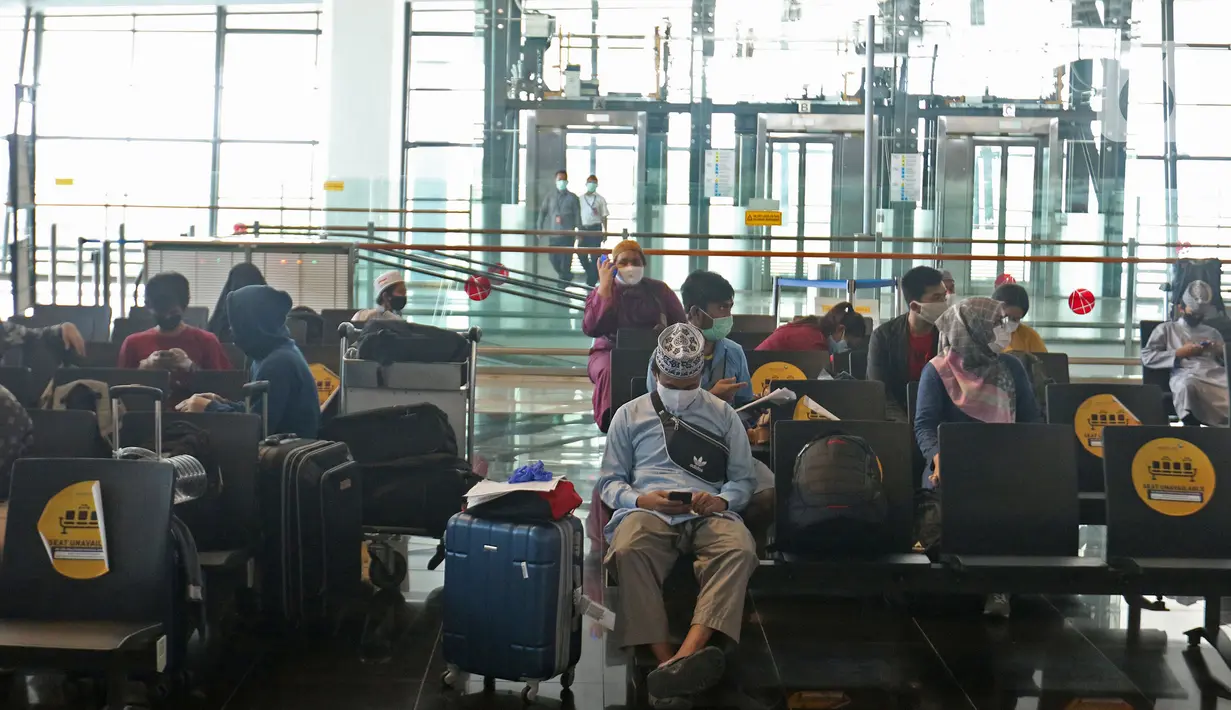 Calon penumpang bersiap melakukan lapor diri sebelum penerbangan di Terminal 3 Bandara Soekarno Hatta, Banten, Kamis (7/5/2020). Kementerian Perhubungan hanya mengizinkan penumpang bersyarat dengan wajib menyertakan surat keterangan Negatif COVID-19 dari rumah sakit. (Liputan6.com/Herman Zakharia)