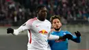 Bek RB Leipzig, Ibrahima Konate berusaha menghalau bola dari kejaran pemain Napoli, Dries Mertens saat bertanding pada laga leg kedua 32 besar Liga Europa di Red Bull Arena, (22/2). Napoli menang 2-0 atas Leipzig. (AP Photo / Jens Meyer)