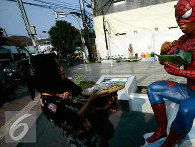 Patung spiderman terpajang di kawasan Tugu pada Jogja Street Sculpture Project di Jl Mangkubumi ,(30/10/15).Sejumlah karya seni patung di paang di ruang publik yang di ikuti oleh 32 pematung. (Foto /Boy T Harjanto)