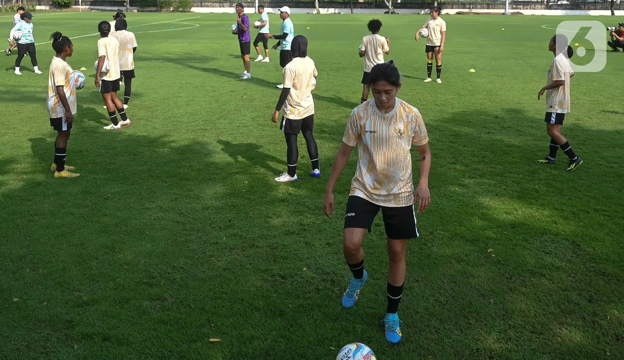Sementara itu, pada sesi latihan resmi, pelatih Satoru Mochizuki masih memfokuskan pada program latihan dasar. (Liputan6.com/Herman Zakharia)