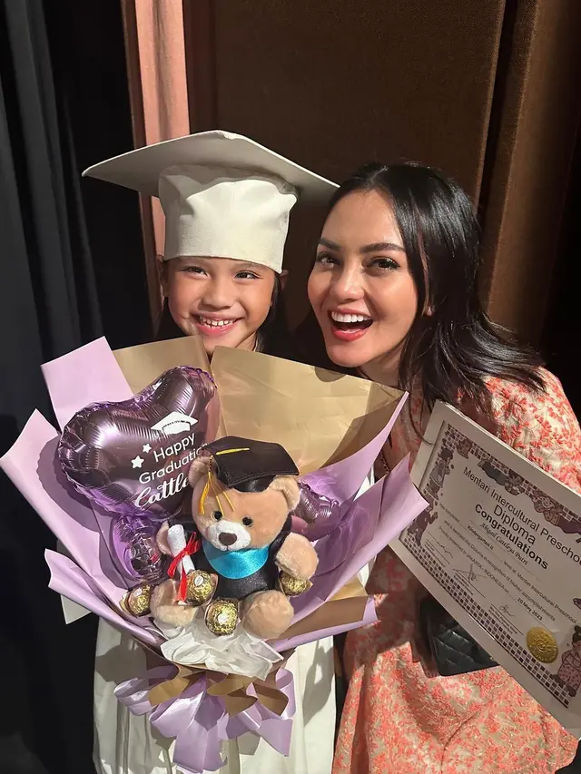 [Fimela] Kelulusan Anak Artis Indonesia