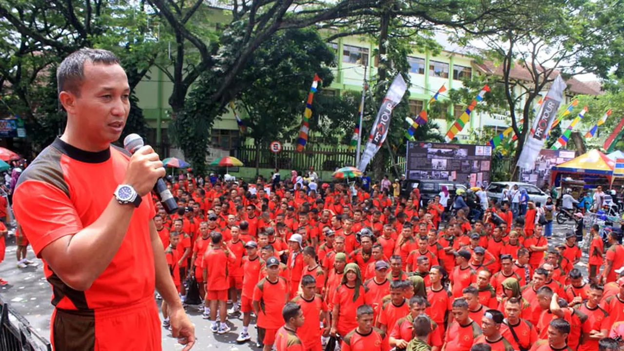 Seru, Ribuan Prajurit Marinir Bersihkan Alun-Alun Tugu Malang