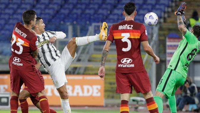 Penyerang Juventus, Cristiano Ronaldo (kedua kiri) mencetak gol kedua untuk timnya ke gawang AS Roma pada pekan kedua Liga Italia Serie A 2020-2021 di Stadion Olimpiade Roma, Minggu (27/9/2020). Juventus bermain imbang 2-2 di kandang AS Roma. (AP Photo/Gregorio Borgia)
