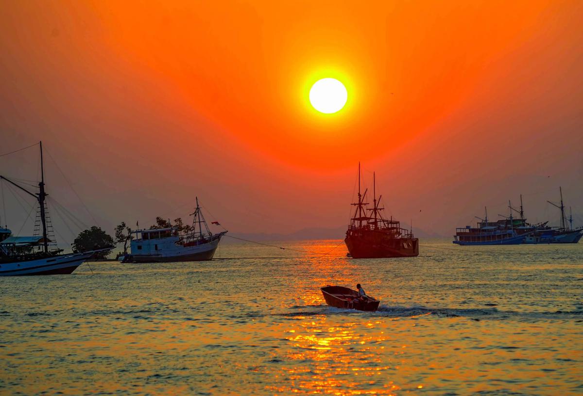 FOTO: Labuan Bajo Kota Seribu Sunset yang Menawan di Ujung Flores