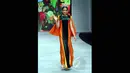 Puteri Indonesia 2015, Anindya Kusuma Putri tampil dalam pagelaran Indonesia Fashion Week 2015 mengenakan karya Priscilla Saputro yang bertema 'Novum Etno: Colorful Banyuwangi' di JCC Senayan, Jakarta, Sabtu (28/2). (Liputan6.com/Panji Diksana)