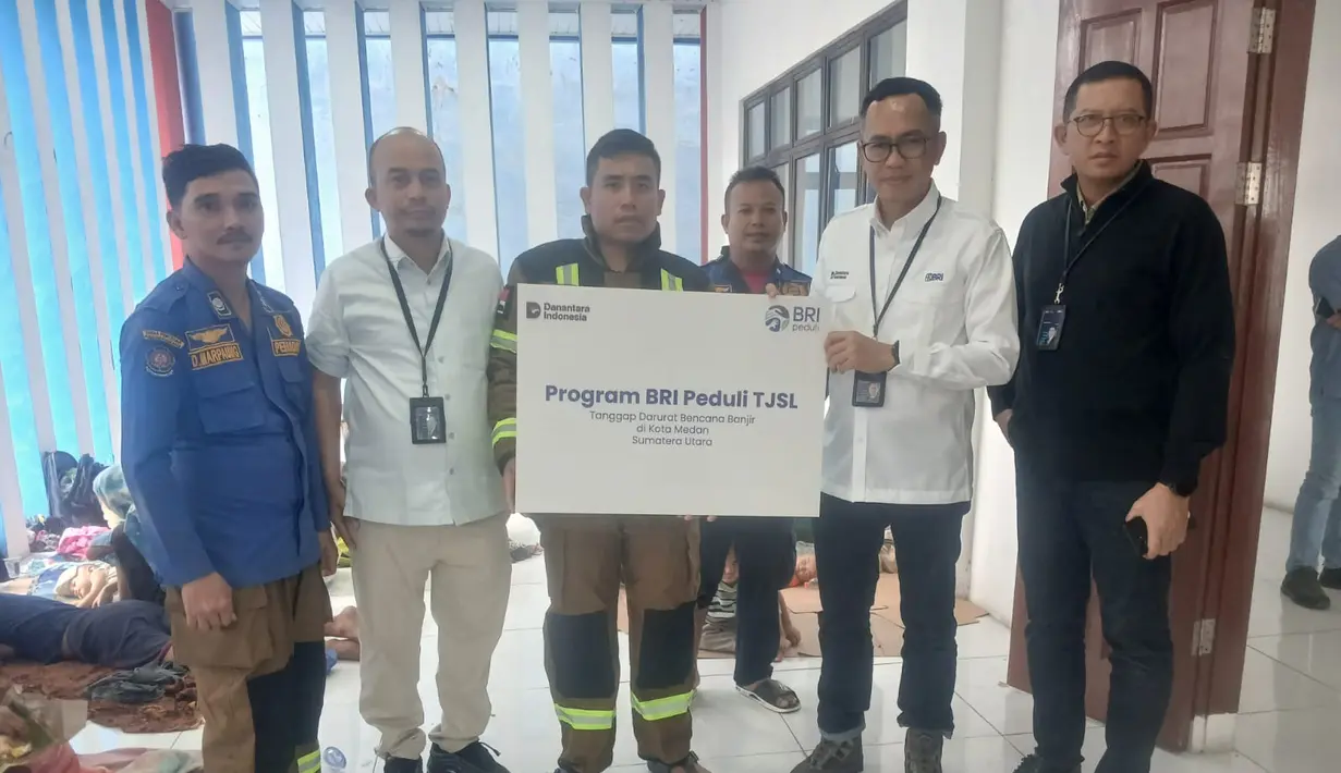 Petugas BRI Peduli turun langsung ke Desa Sialang, Silaiya, Bange, dan Sipange di Kabupaten Tapanuli Selatan untuk memastikan bantuan diterima oleh warga yang terdampak. Foto: BRI