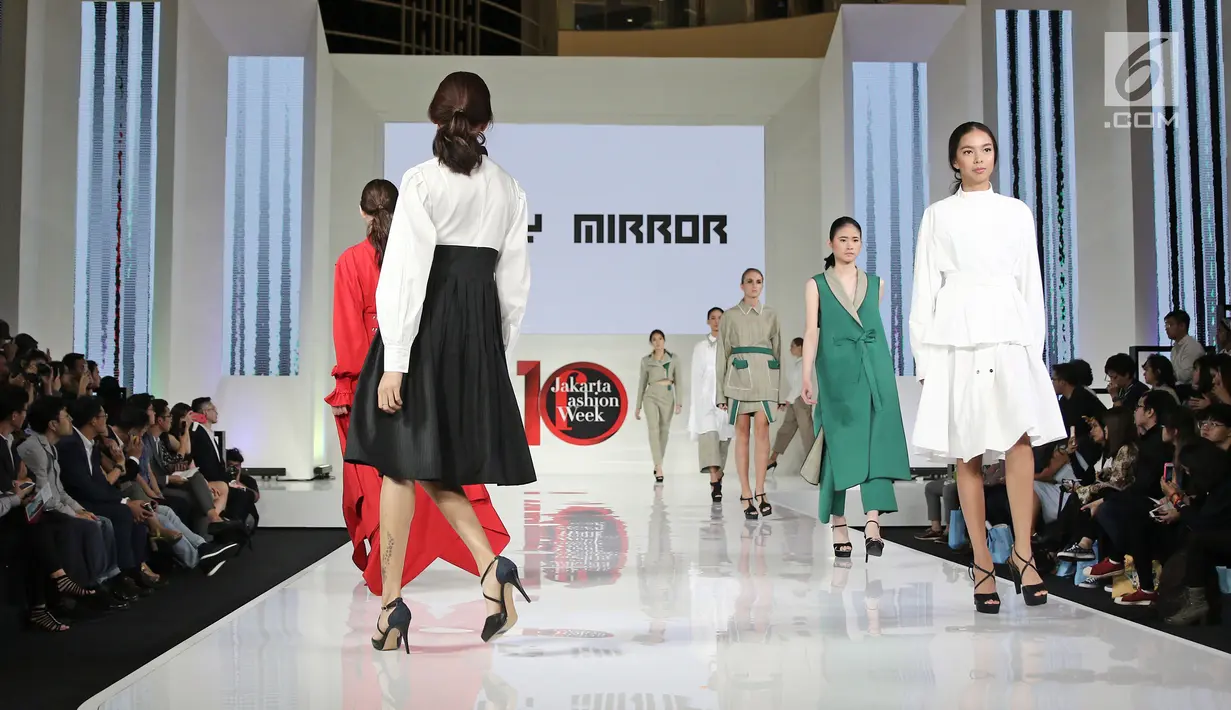 Sejumlah model membawakan busana rancangan Daily Mirror di Jakarta Fashion Week (JFW) 2018 di Senayan City, Jakarta, Selasa (25/10). Daily Mirror merupakan karya dari desainer Korea Selatan, Kim Ju Han. (Liputan6.com/Herman Zakharia)