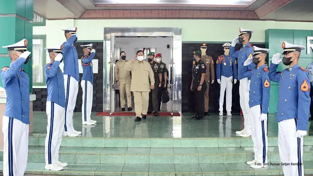 Menhan Prabowo Subianto mengunjungi Akademi Militer (Akmil) di Magelang, Jawa Tengah, Sabtu (5/2/2022).