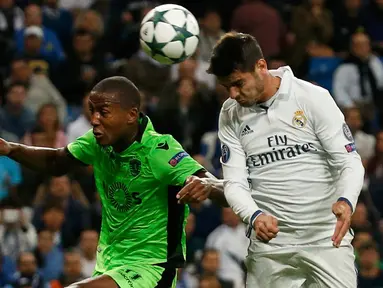 Penyerang Real Madrid, Alvaro Morata berusaha menyundul bola dari kawalan bek Sporting Lisbon dalam laga Liga Champions grup F di Stadion Santiago Bernabeu, Madrid, Spanyol (15/9). Madrid menang atas Sporting dengan skor 2-1. (REUTERS/Juan Medina)