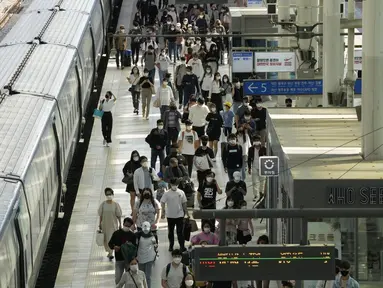 Orang-orang yang memakai masker sebagai tindakan pencegahan terhadap virus corona keluar dari kereta api menjelang liburan Chuseok atau Hari Thanksgiving versi Korea di Stasiun Kereta Seoul di Seoul, Korea Selatan (19/9/2021). Liburan Chuseok jatuh pada 21 September (21/9). (AP Photo/Ahn Young-joon)