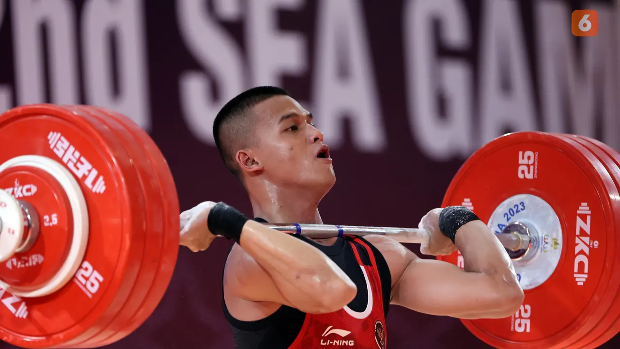 Foto: Otot Kuat Rizki Juniansyah Tambah Medali Emas untuk Indonesia dari Angkat Besi SEA Games 2023