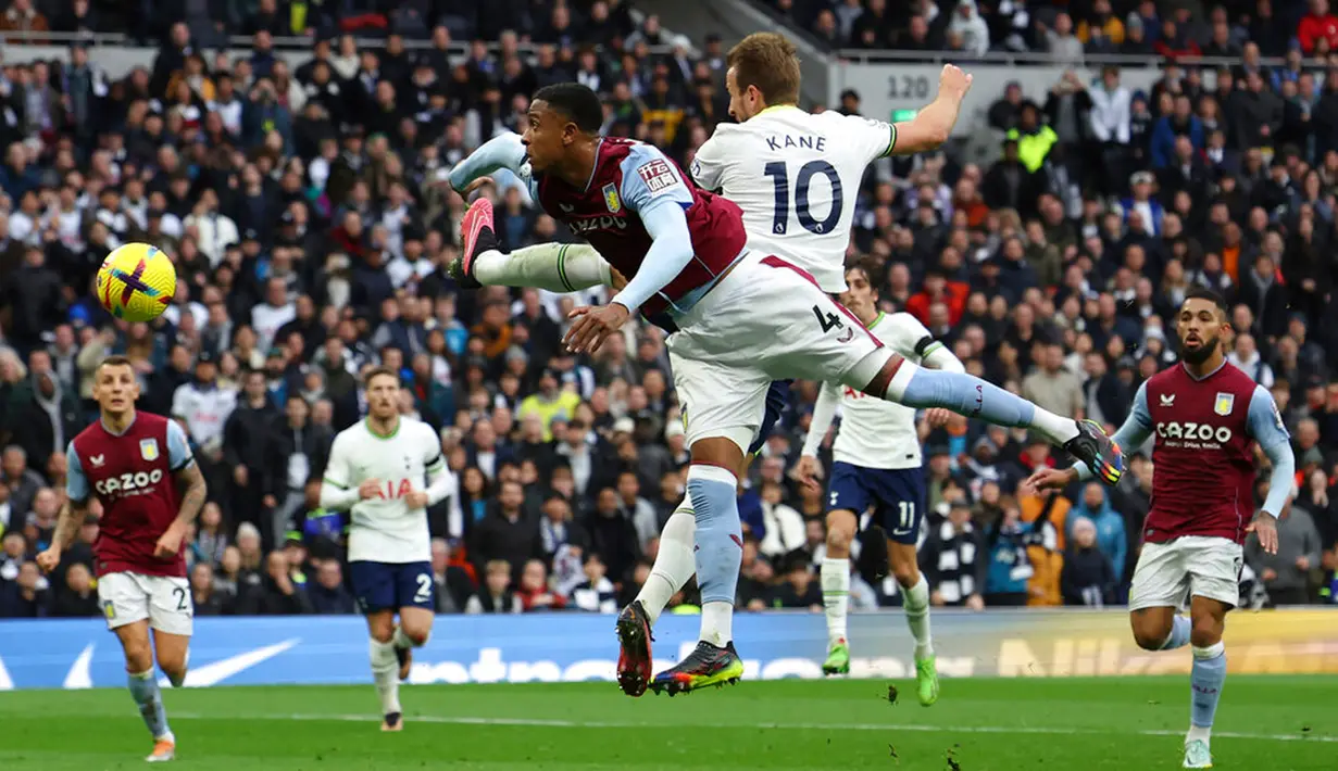 Pemain Tottenham Hotspur Harry Kane (10) menanduk pemain Aston Villa Ezri Konsa dalam upaya untuk mencetak gol pada pertandingan sepak bola Liga Inggris di Stadion Tottenham Hotspur, London, 1 Januari 2023. Aston Villa mempermalukan Tottenham Hotspur dengan skor 2-0. (AP Photo/Ian Walton)