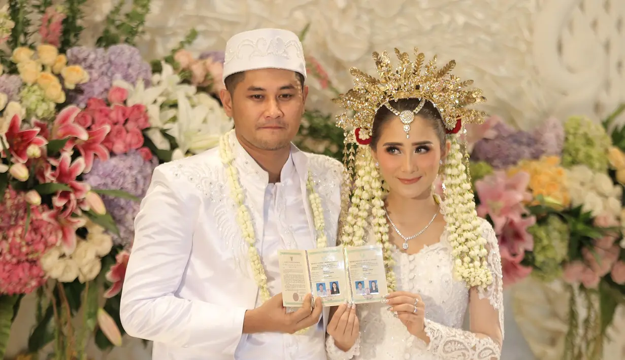 Sebelum resmi menikah, pasangan Puadin Redi dan Ryana Dea berpacaran satu setengah tahun. Tidak membutuhkan waktu lama, karena sudah merasa cocok pasangan yang sering dipertemukan di lokasi syuting itu meresmikan hubungannya. (Galih W. Satria/Bintang.com)