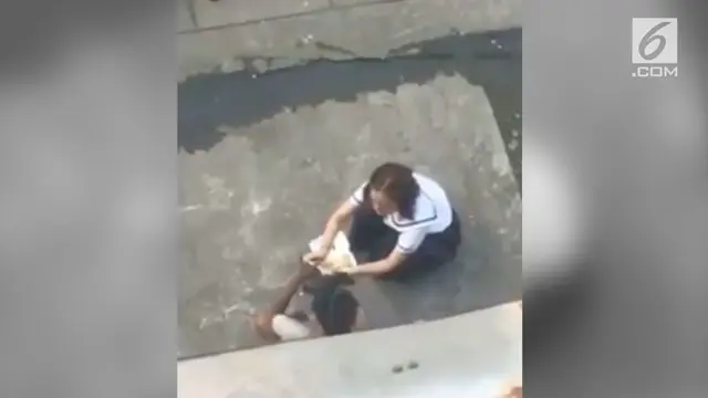 VIDEO: Berhati Malaikat, Pelajar Ini Suapi Anak Jalanan