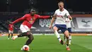 Gelandang Manchester United, Paul Pogba, berebut bola dengan bek Tottenham Hotspur, Eric Dier, dalam laga lanjutan Premier League 2019/20 di Tottenham Hotspur Stadium, Sabtu (20/6/2020) dini hari WIB. Manchester United bermain imbang 1-1 atas Tottenham. (AFP/Shaun Botterill/pool)