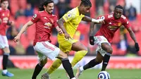 Pemain Manchester United, Edinson Cavani (kiri) dan Aaron Wan-Bissaka bersaing dengan gelandang Fulham, Mario Lemina pada pekan 37 Liga Inggris di Stadion Old Trafford, Rabu (19/5/2021) dinihari WIB. MU kembali gagal menang setelah ditahan imbang 1-1 oleh tamunya Fulham (Laurence Griffiths/POOL/AFP)