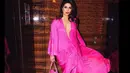 Potret cantik Priyanka Chopra mengenakan gaun pink dan dipadukan dengan sepatu dan tas yang senada tampak memesona. (Instagram @priyankachopra)