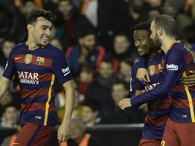 Pemain Barcelona, Wilfrid Kaptoum (tengah) merayakan golnya bersama rekan-rekannya pada leg kedua semifinal Copa Del Rey di Stadion Mestalla, Valencia, Kamis (11/2/2016) dini hari WIB. (AFP/Jose Jordan)