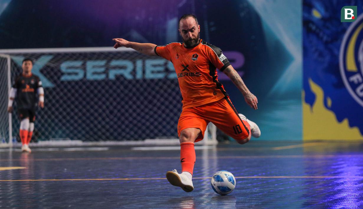Pemain Nova Titans, Ricardinho berusaha menembak bola ke gawang Grim Reapper dalam laga final Futsal X Series 2 di GOR UNJ, Rawamangun, Jakarta, Minggu (18/01/2026). (Bola.com/Bagaskara Lazuardi)