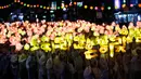 Peserta berbaris dalam parade lentera, yang menandai dimulainya Festival Lentera Lotus di Seoul, 12 Mei 2018. Festival ini merupakan acara tahunan masyarakat Korea Selatan untuk merayakan hari ulang tahun Budha pada 22 Mei mendatang. (AP/Ahn Young-joon)