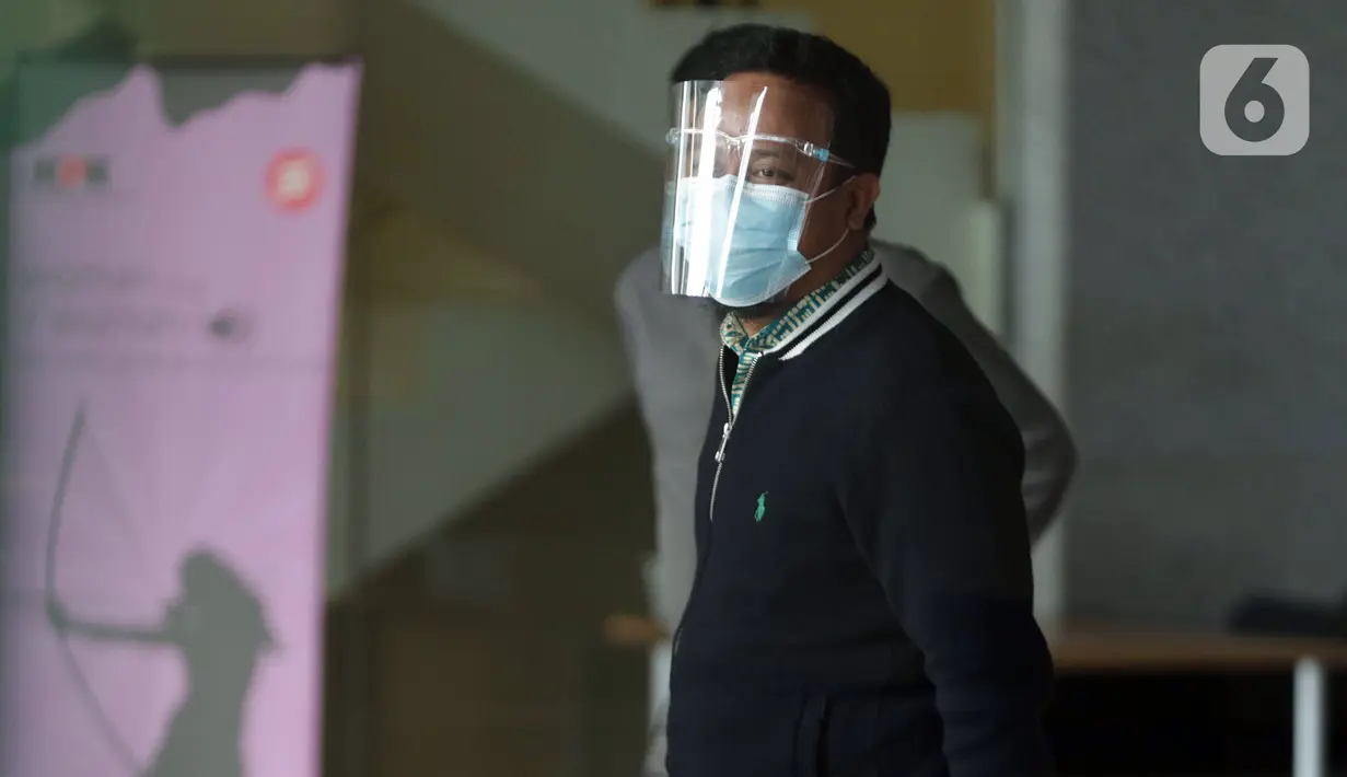 Plt Gubernur Sulawesi Selatan, Andi Sudirman Sulaiman usai menjalani pemeriksaan di Gedung KPK, Jakarta, Selasa (23/3/2021). Andi Sudirman diperiksa sebagai saksi untuk Nurdin Abdullah tersangka suap perizinan dan pembangunan infrastruktur Pemprov Sulsel 2020-2021. (Liputan6.com/Helmi Fithriansyah)
