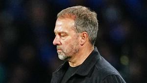 Pelatih Barcelona, Hansi Flick, bereaksi saat pertandingan Liga Spanyol melawan Real Sociedad di San Sebastian, Spanyol, Senin (19/1/2026). (AP Photo/Miguel Oses)