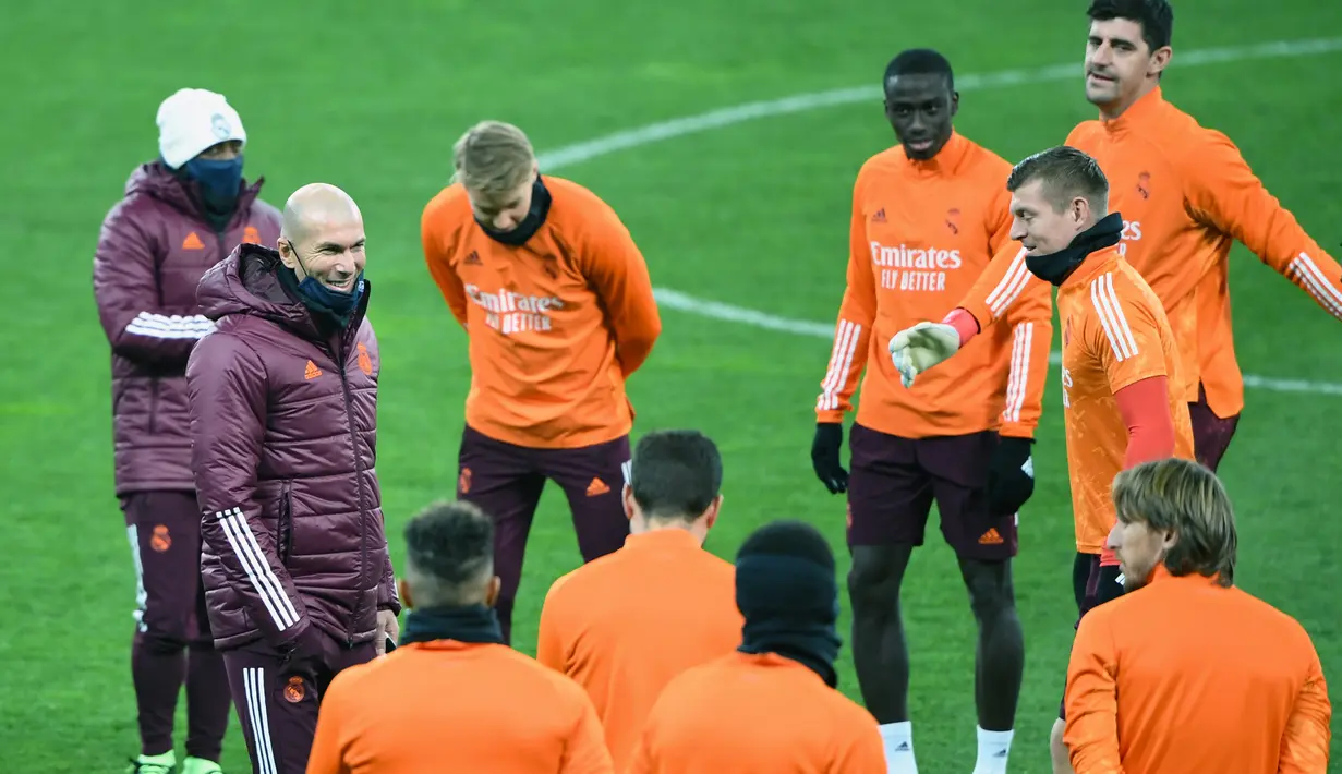 Pelatih Real Madrid, Zinedine Zidane (kedua dari kiri), memimpin sesi latihan di Olympiyskiy Stadium, Kiev, Senin (30/11/2020), jelang laga matchday ke-5 Grup B Liga Champions 2020/21 menghadapi tuan rumah Shakhtar Donetsk, Selasa (1/12/2020). (AFP/Sergei Supinsky)