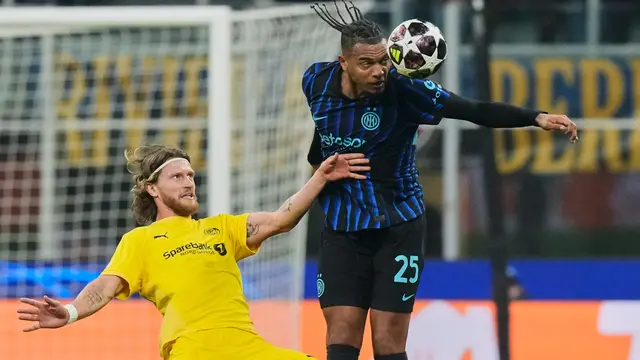 Pemain Inter Milan Manuel Akanji (kanan) berebut bola dengan pemain Bodo/Glimt Kasper Hogh
