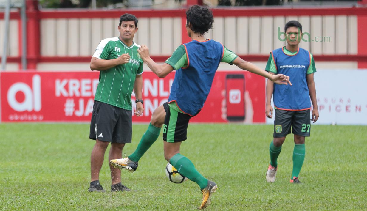 Pelatih Persebaya, Alfredo Vera (kiri) memimpin sesi latihan tim jelang laga Gojek Liga 1 bersama Bukalapak di Stadion PTIK, Jakarta, Senin (25/6/2018). Persebaya akan melawan Persija 26 Juni 2018. (Bola.com/Nick Hanoatubun)