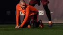 Bek Barcelona, Aleix Vidal dan Andre Gomes saat mengikuti latihan latihan di Joan Gamper Sports Center di Sant Joan Despi, Spanyol (13/3). Barcelona akan melawan Chelsea pada leg kedua babak 16 besar Liga Champions. (AFP Photo/Lluis Gene)