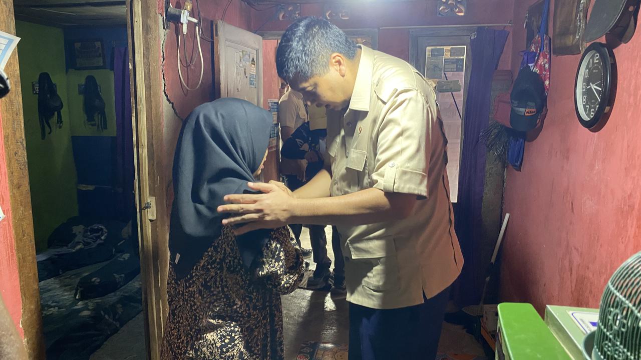 Tinjau Rumah Warga di Plered, Menteri Ara Pastikan Bantuan Bedah Rumah