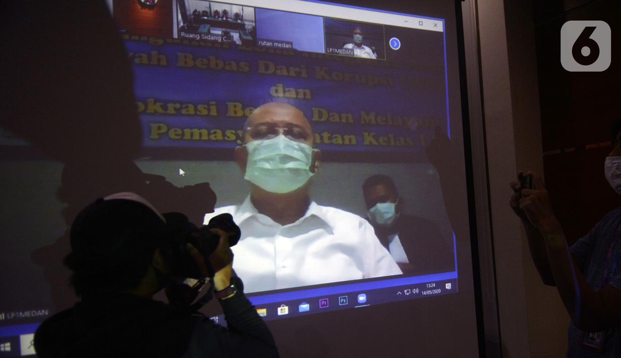 Wali Kota nonaktif Medan Tengku Dzulmi Eldin menjalani sidang pembacaan tuntutan secara video conference di Gedung KPK, Jakarta, Kamis (14/5/2020). Tengku Dzulmi Eldin terlibat dalam kasus dugaan menerima suap proyek dan jabatan pada Pemkot Medan tahun 2019. (merdeka.com/Dwi Narwoko)