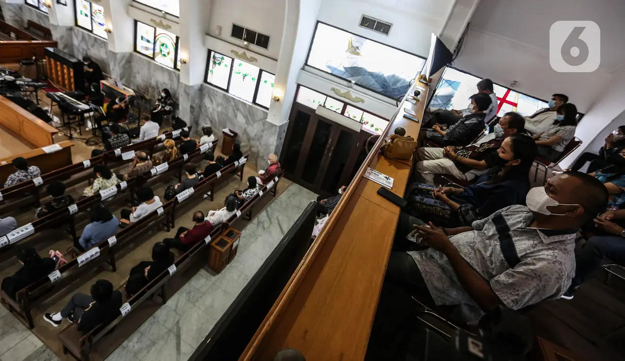 Suasana ibadah Jumat Agung di Gereja Protestan Indonesia Bagian Barat (GPIB) Effatha Jakarta, Jumat (15/4/2021). Tahun ini GPIB Effatha melaksanakan Ibadah dalam rangkaian Perayaan Paskah secara Luring dan Daring dengan menerapkan protokol kesehatan ketat. (Liputan6.com/Johan Tallo)
