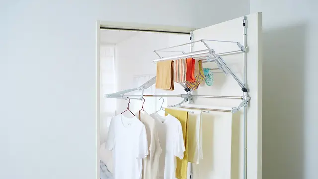 Ide Tempat Jemur Baju Lipat untuk Rumah Tipe Kecil (AI)