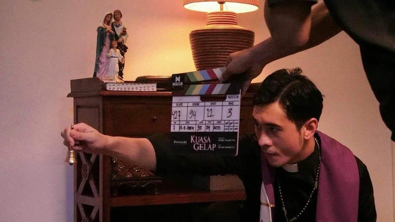 Pesona Jerome semakin bersinar saat ia mengenakan jubah Romo, tampil anggun dan berkarisma, yang membuat netizen semakin salfok!<br>