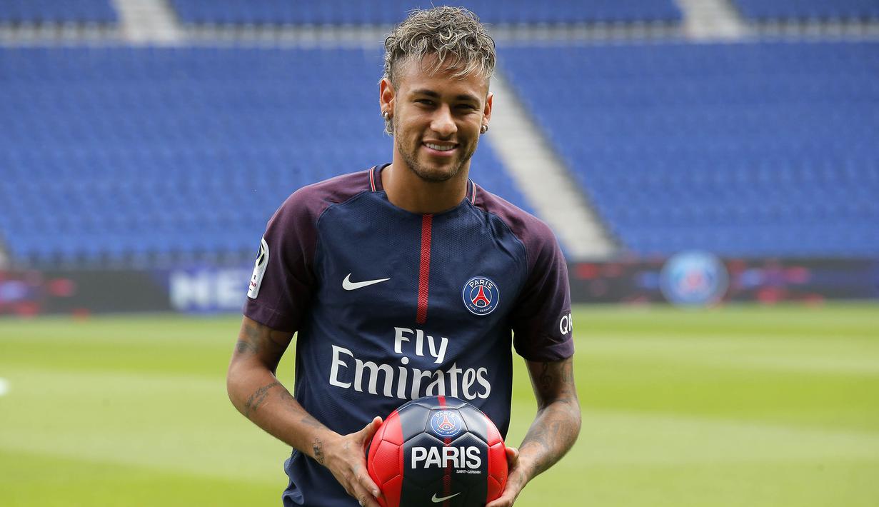 1. Neymar Jr (Paris Saint-Germain) – Pria asal Brasil ini menjadi pemain termahal di dunia setelah PSG memboyongnya dari Barcelona dengan harga 222 juta euro. Jumlah tersebut mengalahkan rekor Paul Pogba pada 2016. (AP/Michel Euler)