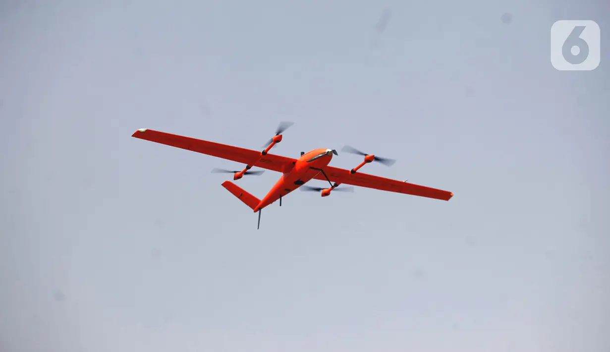 Peserta menerbangkan drone saat lomba drone KASAU CUP KASAU CUP 2020 di Lapangan Wisma Aldiron, Jakarta, Sabtu (12/9/2020). Lomba yang diselengarakan oleh TNI AU World Airsport Federation Federasi Aero Sport Indonesia memperebutkan piala Kasau Cup 2020 dengan lima kategori. (merdeka.com/Imam Buhori)