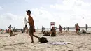 Mengetahui pantai akan menjadi sasaran balasan dari militan Palestina, warga Israel yang sedang rekreasi di pantaipun segera menyelamatkan dirinya, Israel, Senin (14/07/2014) (AFP PHOTO/GALI TIBBON)